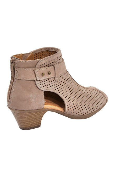 BEIGE Boot/Shoe Hire • Size 7
