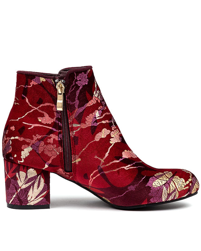 I ❤️ BILLY KANYE Boot/Shoe Hire • Size 8